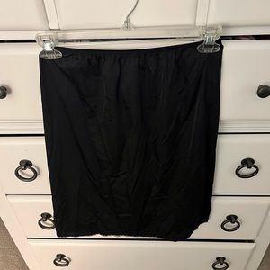 Size medium black skirt slip!